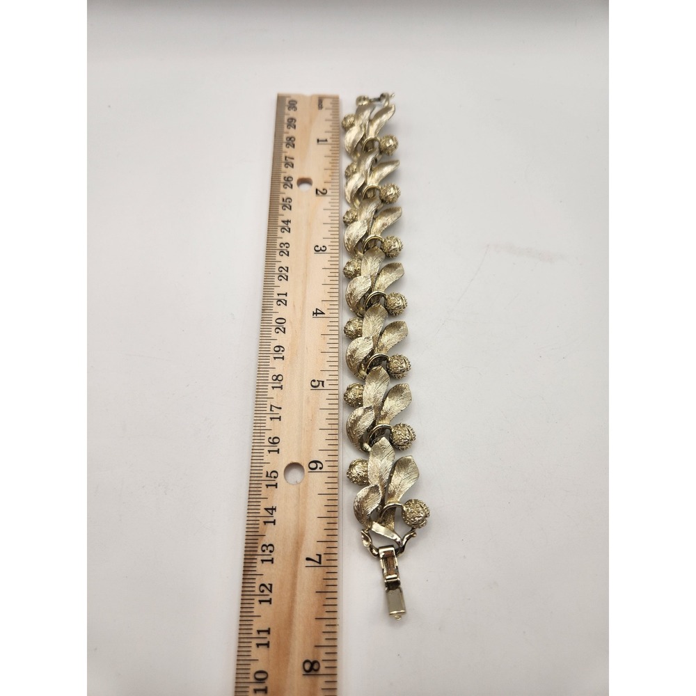 Lisner Vintage Gold Tone Leaf and Berry Link Bracelet Mid Century Botanical 7.25 - Picture 4 of 6